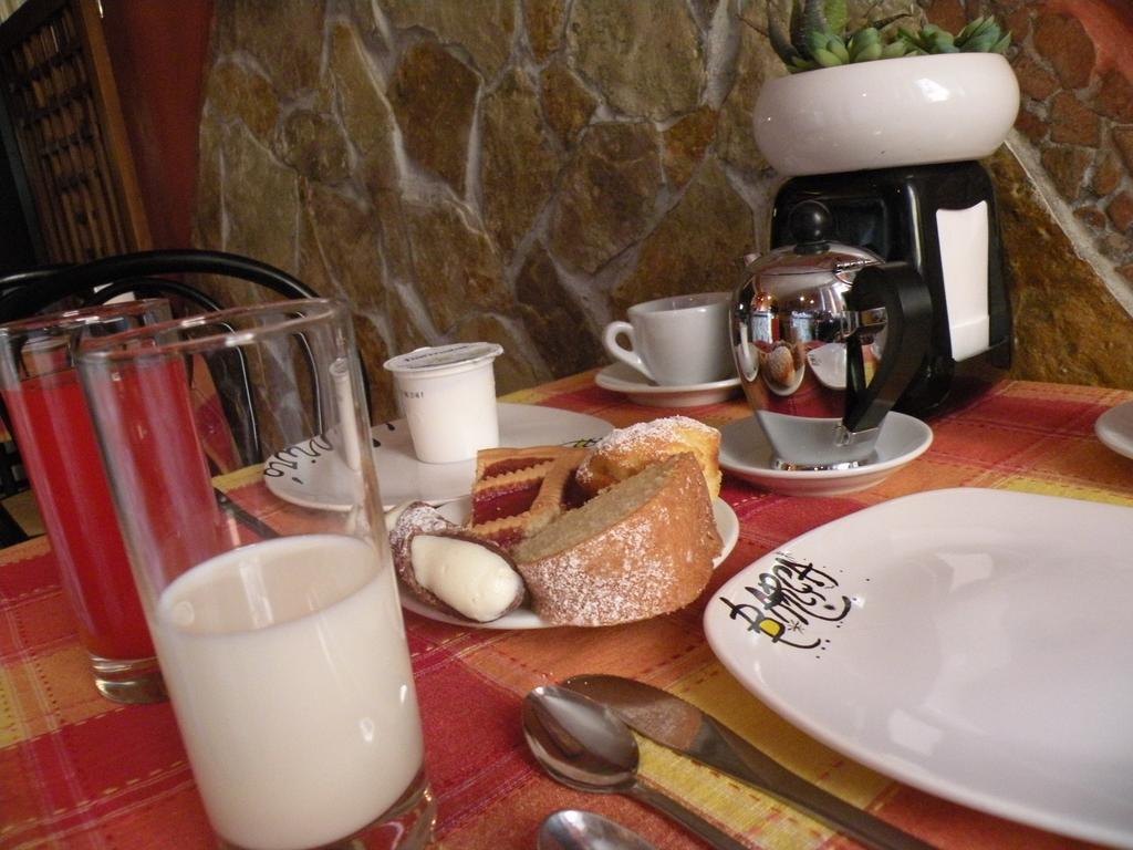 Hostel Josef Палермо Экстерьер фото