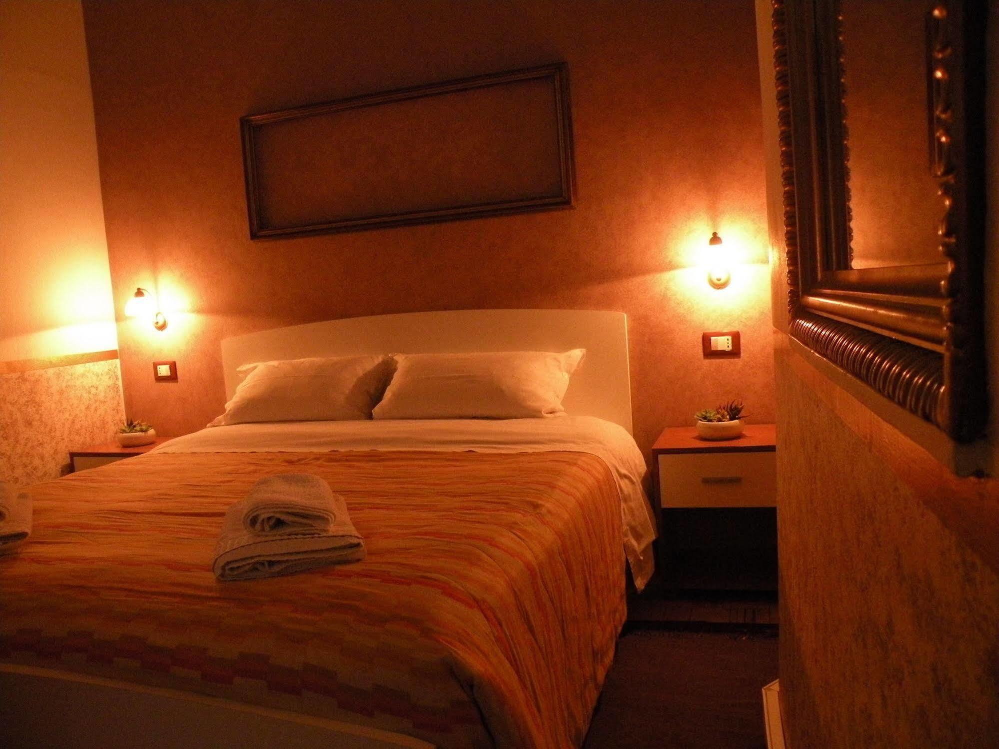 Hostel Josef Палермо Экстерьер фото