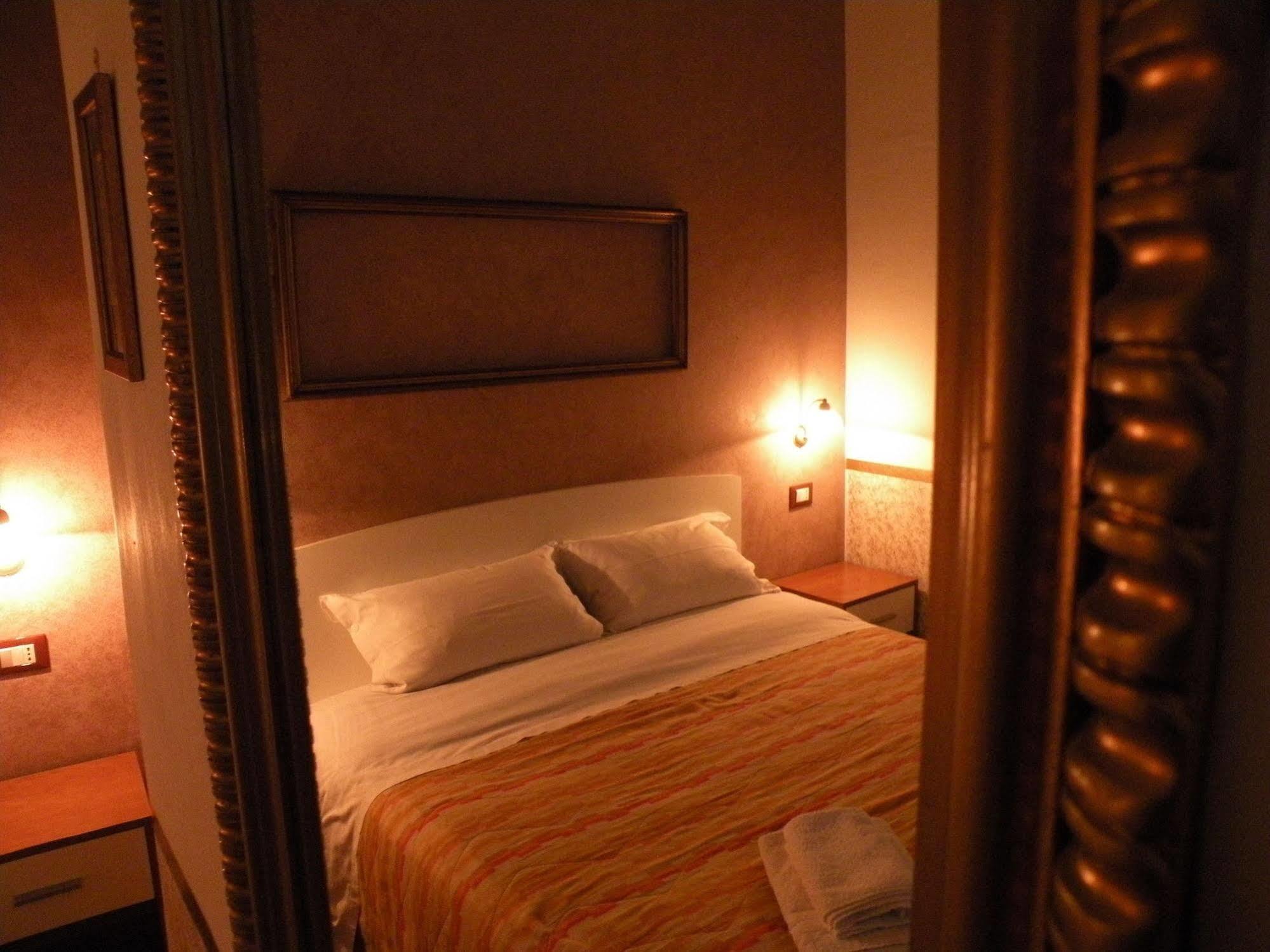 Hostel Josef Палермо Экстерьер фото